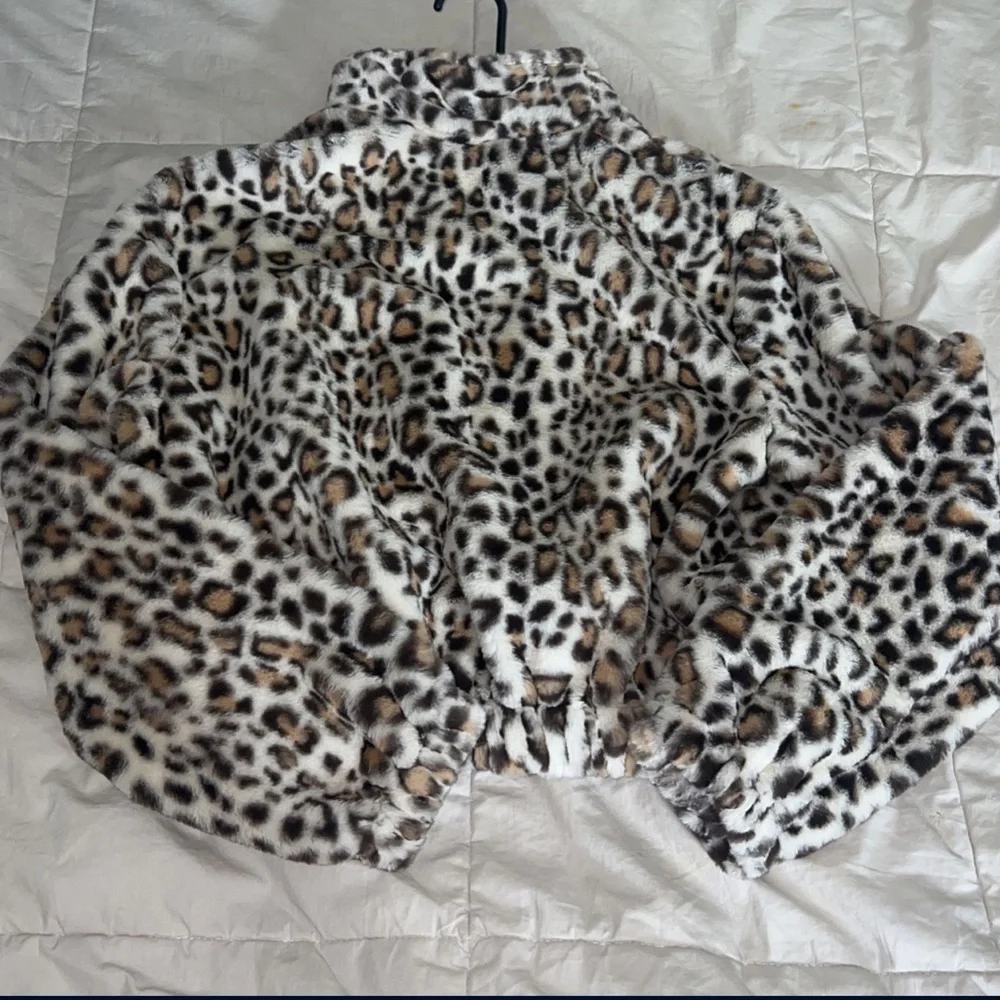 Fuzzy leopard pullover - Picture 4 of 4